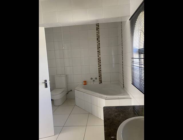 5 BEDROOM HOUSE FOR SALE IN MONDEOR